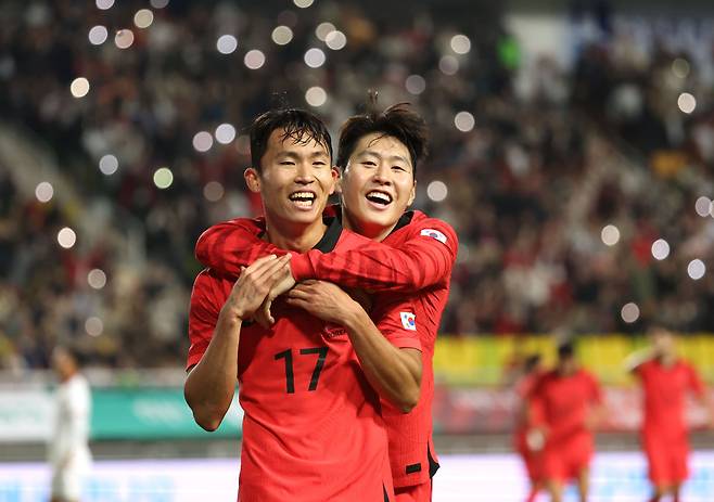 17일 경기도 수원월드컵경기장에서 열린 축구대표팀 한국과 베트남의 친선경기. 후반전 정우영이 팀 여섯번째 골을 넣은 뒤 이강인과 기뻐하고 있다. 연합뉴스