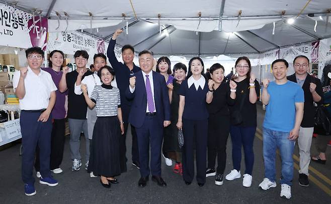 [로스앤젤레스=뉴시스] 김관영 전북지사는 지난 12일(미국현지시간)에 LA 한인축제 농수산엑스포 전북홍보관을 찾아 참가한 도내 농수산식품 기업 23개 부스의 전북 농수산물 제품을 함께 홍보하고 격려했다. (사진= 전라북도청 제공) *재판매 및 DB 금지