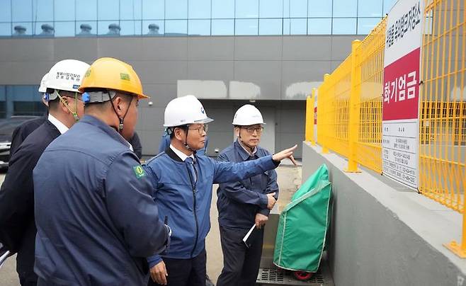 [서울=뉴시스] 이정식 고용노동부 장관이 지난달 25일 경기 안산시에 위치한 소규모 화학물질 생산사업장을 방문해 추석 연휴 대비 산업안전보건 관리상황을 점검하고 있다. (사진=고용노동부 제공) 2023.09.25. photo@newsis.com *재판매 및 DB 금지