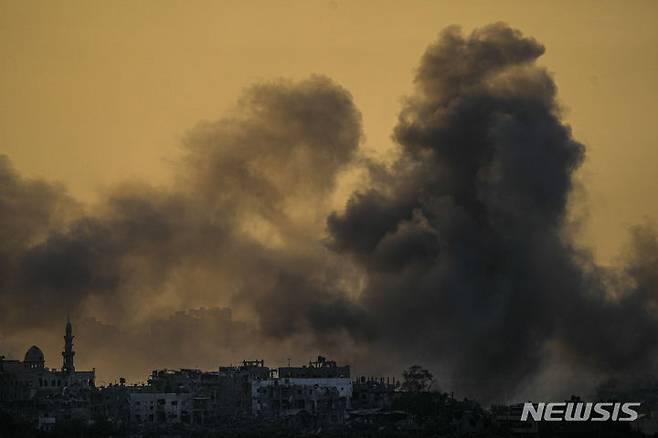 [가자지구=AP/뉴시스] 15일(현지시각) 이스라엘의 공습으로 가자지구에서 폭발이 일어난 모습이 이스라엘 남부에서 관측되고 있다. 2023.10.16.