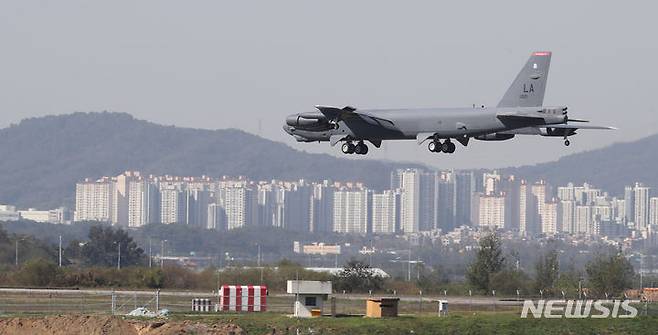 [청주=뉴시스] 강종민 기자 = 핵무기 탑재가 가능한 미국 공군의 전략폭격기 B-52가 17일 오전 충북 청주공항에 도착하고 있다. 2023.10.17. ppkjm@newsis.com