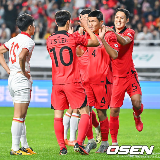 [OSEN=수원, 박준형 기자] 위르겐 클린스만 감독이 이끄는 축구 국가대표팀이 17일 오후 수원시 팔달구 수원월드컵경기장에서 베트남과 평가전을 진행했다.전반 김민재가 선제골을 넣고 기뻐하고 있다. 2023.10.17 / soul1014@osen.co.kr