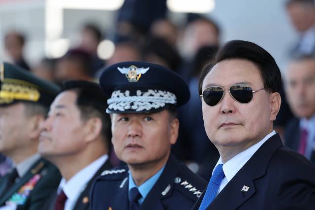 ▲윤석열 대통령이 17일 경기도 성남 서울공항에서 열린 '서울 아덱스(ADEX) 2023' 개막식에서 고공 강하 시범을 지켜보고 있다. ⓒ연합뉴스