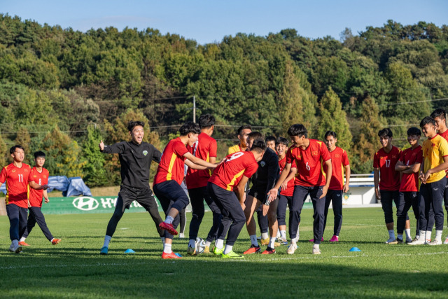 전북현대 선수단과 베트남 U-18 축구대표팀 선수들이 함께 훈련하고 있다. 사진 제공=현대차