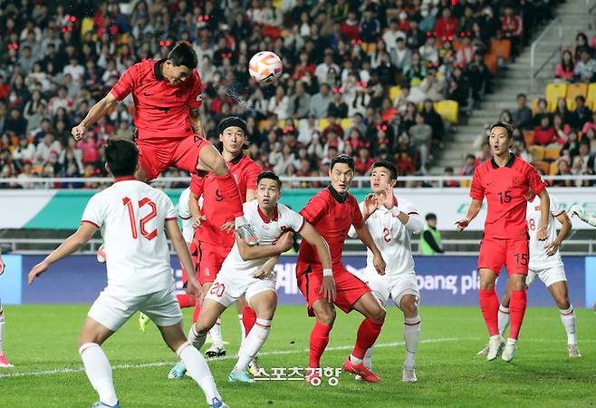 축구대표팀 김민재가 17일 저녁 수원월드컵경기장에서 열린 베트남과의 친선경기에서 잔빈전 헤딩골을 넣고 있다. 정지윤 선임기자