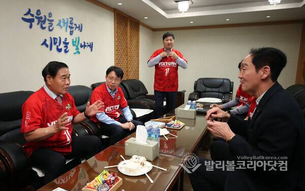 수원특례시의회 이재식부의장 과 한국전력 안중은 구단주대행-김철수 단장.