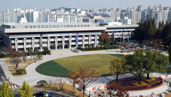 인천시청사 바로 앞에 조성된 인천애뜰 잔디마당 / 인천시청 제공