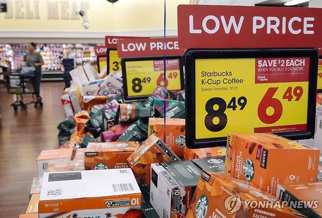 미국 로스앤젤레스(LA)의 한 마트에서 할인 행사를 광고하는 모습 [AFP=연합뉴스. 재판매 및 DB 금지]