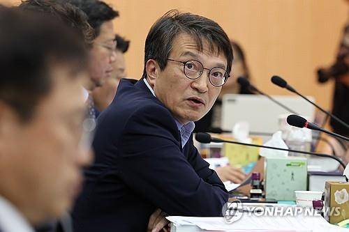 김의겸 더불어민주당 의원 (서울=연합뉴스) 김주성 기자 = 17일 오전 서울 서초구 서울고등검찰청에서 열린 국회 법제사법위원회의 서울중앙지검 등 11개 검찰청에 대한 국정감사. 
    더불어민주당 김의겸 위원이 신봉수 수원지검장에게 질의하고 있다. 2023.10.17