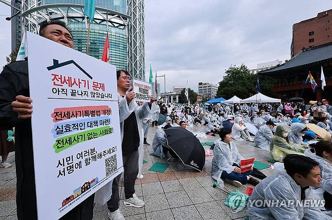 전세사기·깡통전세 특별법 개정을 위해 (서울=연합뉴스) 홍해인 기자 = 전세사기·깡통전세 피해자 전국대책위원회 주최로 14일 오후 서울 종로구 보신각 앞에서 열린 '전세사기 피해자 집중 집회' 참가자들이 팻말을 들어보이고 있다. 2023.10.14 hihong@yna.co.kr