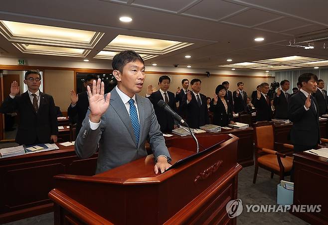 국정감사 선서하는 이복현 금감원장 (서울=연합뉴스) 류영석 기자 = 17일 서울 영등포구 금융감독원에서 열린 금감원에 대한 국회 정무위원회 국정감사에서 이복현 금융감독원장이 선서하고 있다. 2023.10.17 ondol@yna.co.kr
