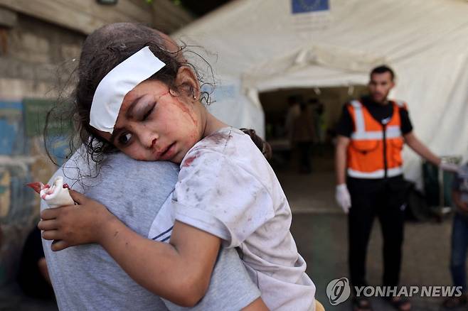 폭격에 다친 채 라파의 난민시설로 옮겨지는 팔레스타인 어린이 [AFP 연합뉴스자료사진. 재판매 및 DB 금지]