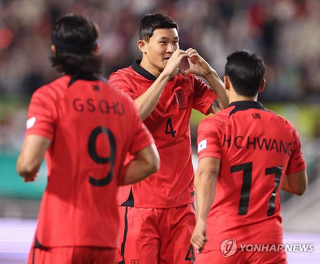 앞서가는 한국 (수원=연합뉴스) 김도훈 기자 = 17일 경기도 수원월드컵경기장에서 열린 축구대표팀 한국과 베트남의 친선경기. 헤더로 선취골을 넣은 김민재가 동료들과 기뻐하고 있다. 2023.10.17 superdoo82@yna.co.kr