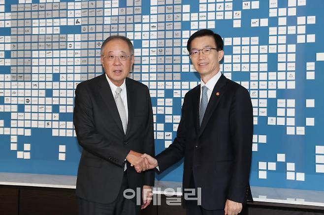 류진 한국경제인협회 회장(왼쪽)이 18일 여의도 FKI타워에서 방문규 신임 산업통상자원부 장관과 만나 기념촬영을 하고 있다. (사진=한경협)