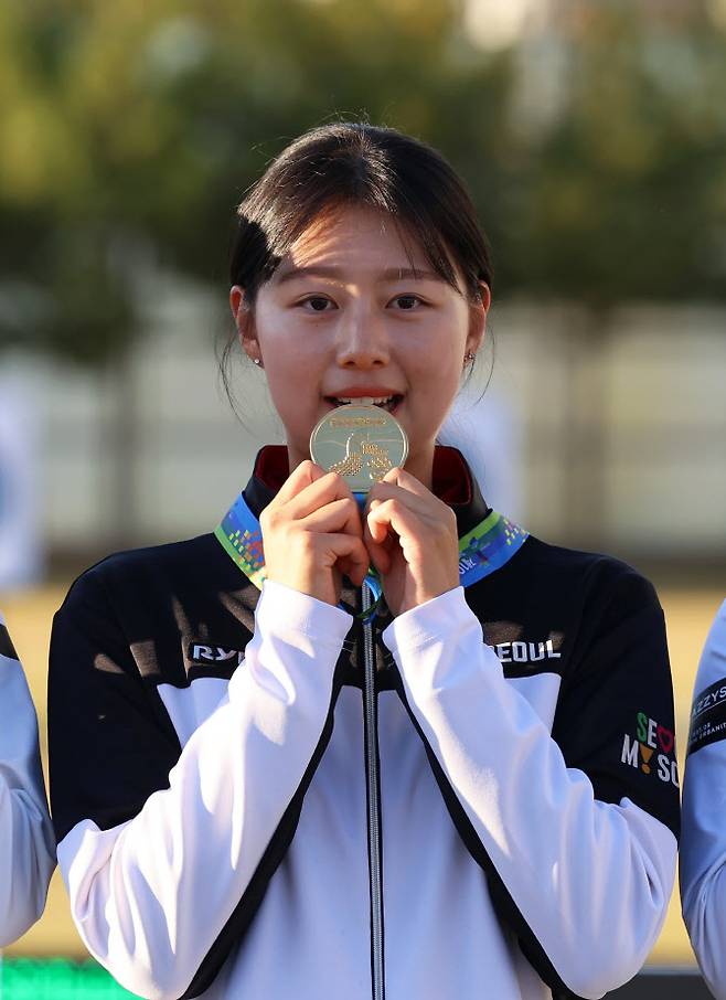 18일 광주국제양궁장에서 열린 제104회 전국체육대회(전국체전) 양궁 여자대학부 개인전에서 금메달을 딴 임시현이 메달을 수상하고 있다. 사진=연합뉴스