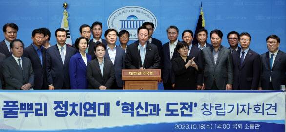 더불어민주당 기초지방자치단체장 출신으로 구성된 ‘풀뿌리 정치연대-혁신과 도전’이 18일 오후 서울 여의도 국회 소통관에서 창립 기자회견을 하고 있다. 지역별 총 참여인원은 총42명으로 서울·경기 각 9명, 인천 6명, 대전 3명, 충남·충북·울산 각 1명, 부산 5명, 광주·전남·경남 각 2명, 강원 3명이다.(사진=뉴스1)