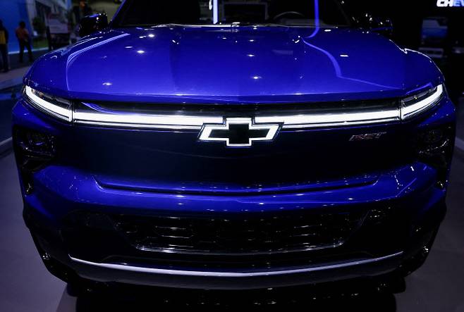 2022년 11월 미국 LA오토쇼에서 공개된 쉐보레의 픽업트럭 실버라도 EV(전기차) 모델(사진=로이터)