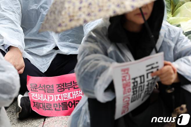 전세사기·깡통전세 피해자들이 14일 오후 서울 종로구 보신각 앞에서 열린 '전국 전세사기·깡통전세 피해자 집중 집회'에서 구호를 외치고 있다. 이날 피해자들은 전세사기 특별법 개정 및 정부의 지원대책 개선을 촉구했다. 2023.10.14/뉴스1 ⓒ News1 민경석 기자