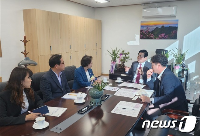 국민의힘 전남도당 김화진 위원장(왼쪽 두 번째)이 전남도 관계자들과 간담회를 갖고 있다.(국민의힘 전남도당 제공)/뉴스1