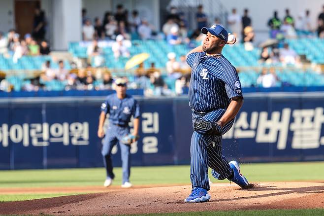 삼성 수아레즈가 6일 대구삼성라이온즈파크에서 열린 2023 KBO리그 LG전에 선발 등판해 역투하고 있다. 1회초 0.2이닝만 소화하고 왼쪽 종아리 부상으로 강판됐다. 사진제공 | 삼성 라이온즈