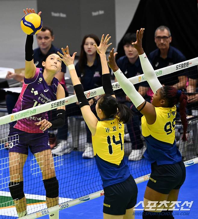 18일 수원실내체육관에서 열린 V리그 여자부 현대건설과 흥국생명의 경기, 흥국생명 김연경이 현대건설 양효진 모마의 블로킹 사이로 공격을 시도하고 있다. 수원=허상욱 기자wook@sportschosun.com/2023.10.18/