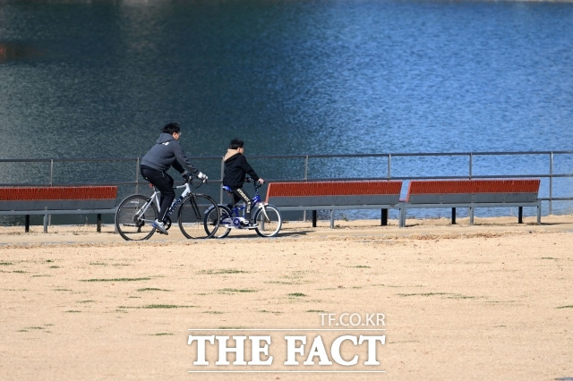 수요일인 18일 전국 대부분 지역에서 아침 기온이 5도 내외로 떨어져 추운 날씨가 이어지겠다. /남윤호 기자