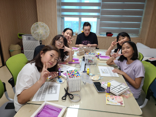 대흥초등학교 학생들이 돌봄교실 공예 프로그램에 참여한 모습. 사진=충남교육청