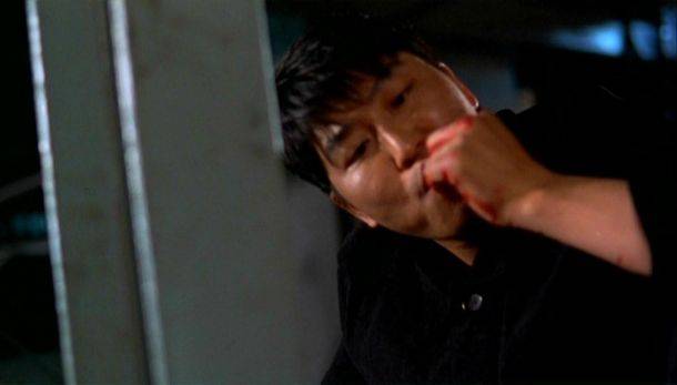 주차장에서 만난 태주(한석규 분)와 일대일로 한판 붙은 조필(송강호 분) ⓒ