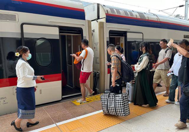 9일 라오스 북부 루앙남타도 보텐역에서 중국 관광객들이 비엔티안행 열차에 탑승하고 있다. 보텐=허경주 특파원