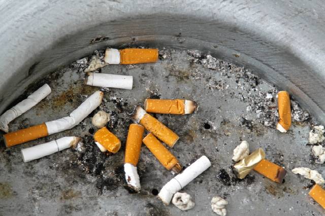 담배를 피울 때 유해물질을 덜기 위해 침을 뱉는다고 해서 건강에 도움이 되지는 않는다./사진=게티이미지뱅크