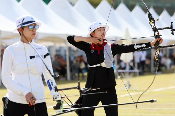 <yonhap photo-4267=""> 전국체전 금메달 놓고 대결하는 임시현ㆍ안산 (광주=연합뉴스) 조남수 기자 = 아시안게임 3관왕 임시현(한국체대)이 18일 광주국제양궁장에서 열린 제104회 전국체육대회(전국체전) 양궁 여자대학부 개인전 결승에서 안산(광주여대)과 대결하고 있다. 2023.10.18 iso64@yna.co.kr/2023-10-18 15:05:20/ <저작권자 ⓒ 1980-2023 ㈜연합뉴스. 무단 전재 재배포 금지.></yonhap>