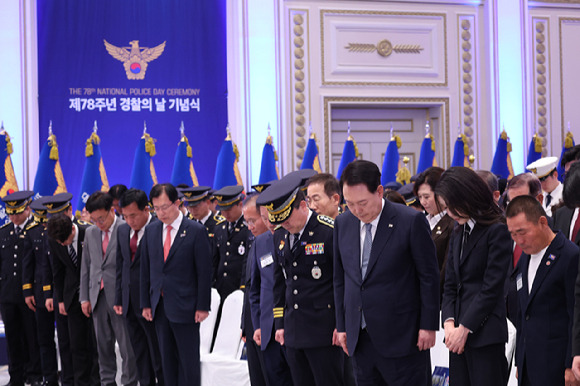 윤석열 대통령과 부인 김건희 여사가 18일 청와대 영빈관에서 열린 제78주년 경찰의날 기념식에서 묵념하고 있다. [사진=뉴시스]