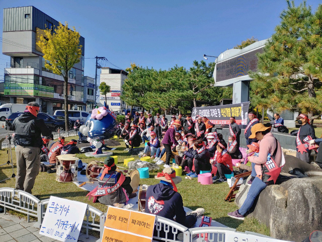 ▲ 홍천 물걸2리 주민들과 석산개발 반대 대책위원회는 17일 군청 앞에서 “조상대대로 지켜온 땅에 석산개발은 절대 불가하다”며 집회를 개최했다.