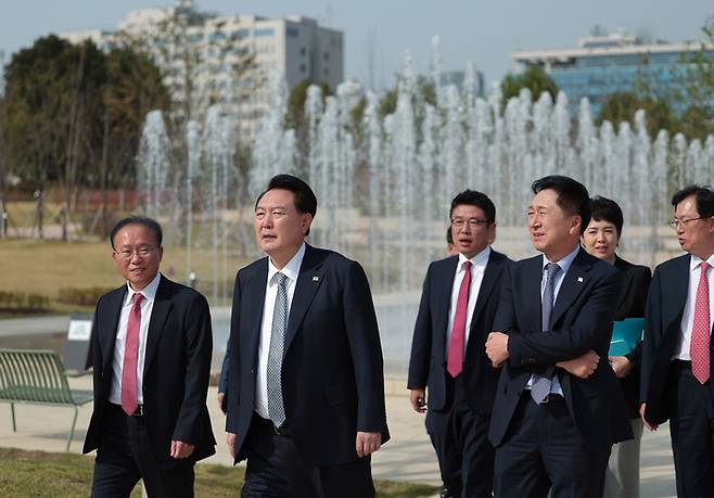 윤석열 대통령과 국민의힘 김기현 대표와 윤재옥 원내대표, 이만희 신임 사무총장, 유의동 신임 정책위의장 등이 18일 용산 대통령실에서 오찬을 한 뒤 용산 어린이정원을 산책하고 있다. 대통령실제공