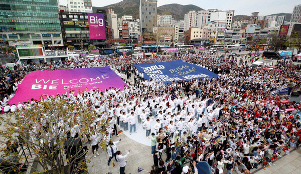 지난 4월 부산역 광장에서 진행된 2030부산세계박람회 관련 국제박람회기구(BIE) 실사단 환영 행사 모습. 사진은 기사 내용과 직접적인 관련이 없음. 국제신문DB