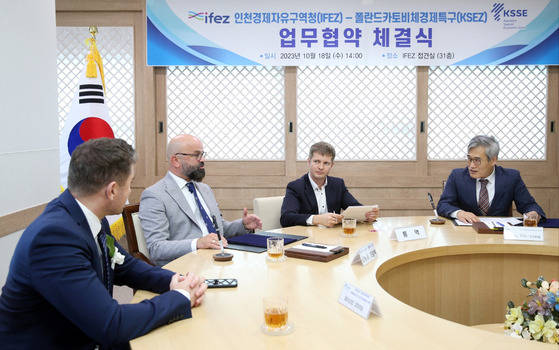 Participants representing the Incheon Free Economic Zone Agency (IFEZA) and the Katowice Special Economic Zone (KSEZ) exchange discussions at the G-Tower in Songdo, Incheon on Wednesday. A memorandum of understanding was signed by the two parties, which agreed upon cooperation for urban development and investment, and the establishment and maintenance of communication channels and consultation systems. The KSEZ, located in the south of Poland, was established in 1996. With 62 percent of the region’s industries being related to automobile components, many domestic companies such as SK Innovation and the Korea Electric Terminal have invested in the region. [IFEZA]