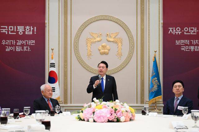 윤석열 대통령이 17일 오후 청와대 영빈관에서 열린 국민통합위원회 만찬에서 발언하고 있다. 대통령실 제공