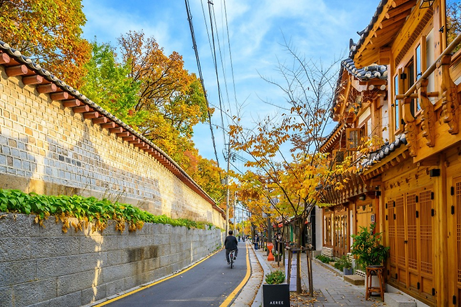 낙엽이 진 서순라길 / 사진 = 서울관광재단 제공