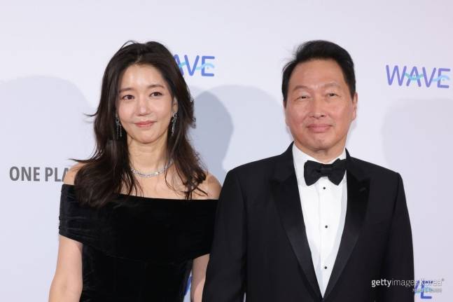 지난 14일(현지시간) 프랑스 파리에서 열린 갈라 디너에 참석한 최태원 SK그룹 회장과 김희영 티앤씨(T&C) 재단 이사장/사진=GettyImages 코리아