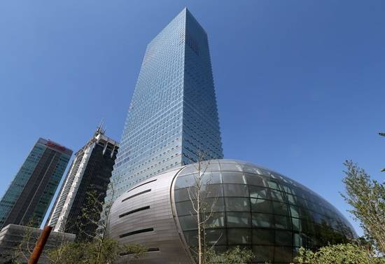 18일 토지건물 거래 플랫폼 '밸류맵'이 발표한 거래동향 보고서에 따르면 지난 분기 상업·업무용 부동산 시장에선 거래량이 줄고 거래가격은 상승하는 추세가 나타났다. 같은 기간 전국 상업·업무용 부동산 토지평단가는 1811만원으로 전 분기 대비 2.0% 올랐다./사진=뉴시스