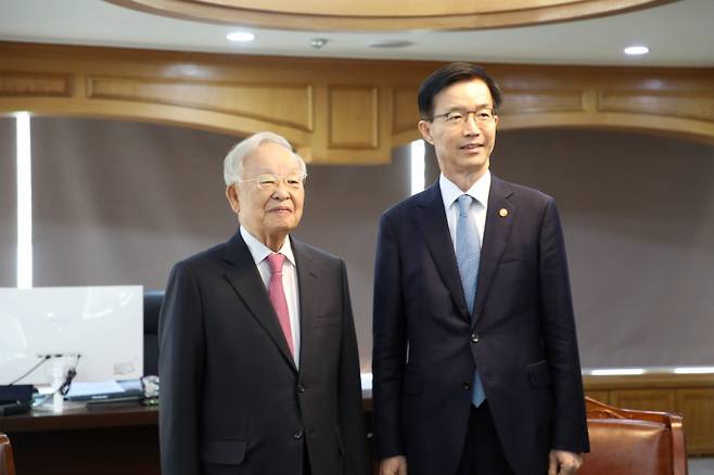 손경식 한국경영자총협회 회장(왼쪽)이 18일 방문규 산업부 장관을 접견했다. / 사진=경총