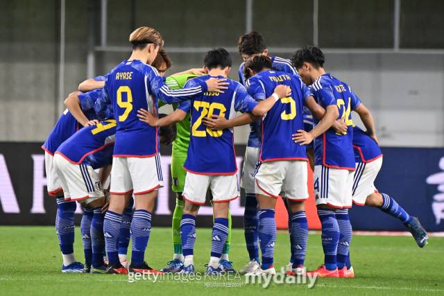17일 일본 고베시 노에비아 스타디움 고베에서 열린 튀니지와 친선경기에서 일본 대표팀이 경기 시작 전 이야기를 나누고 있다. /게티이미지코리아