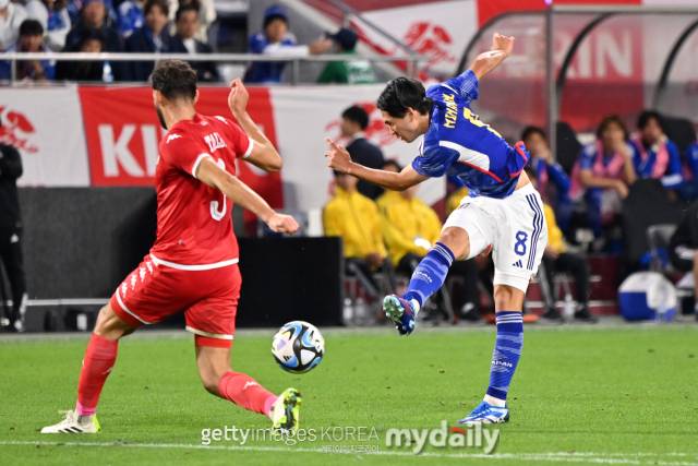 17일 일본 고베시 노에비아 스타디움 고베에서 열린 튀니지와 친선경기에서 일본 공격수 미나미노 다쿠미(오른쪽)가 슈팅하고 있다. /게티이미지코리아