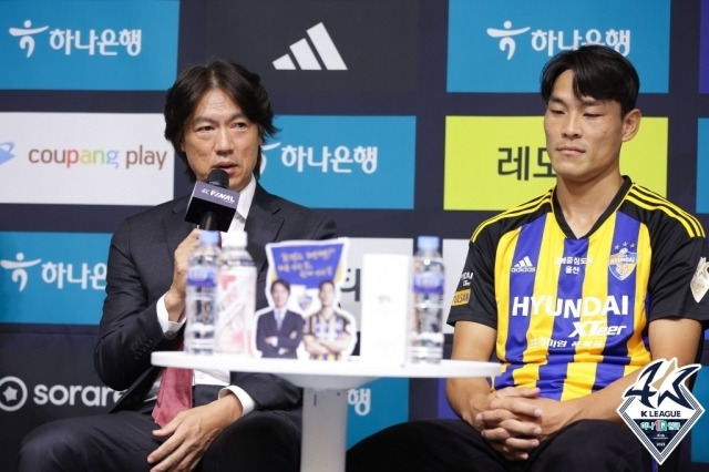 울산 현대의 홍명보 감독과 김기희/한국프로축구연맹