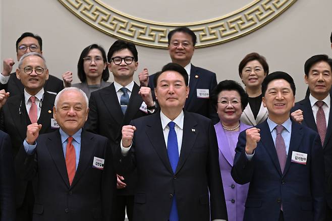 윤석열 대통령이 17일 오후 청와대 영빈관에서 열린 국민통합위원회 만찬에서 김한길 국민통합위원장, 국민의힘 김기현 대표 등 참석자들과 기념촬영을 하고 있다. [연합]