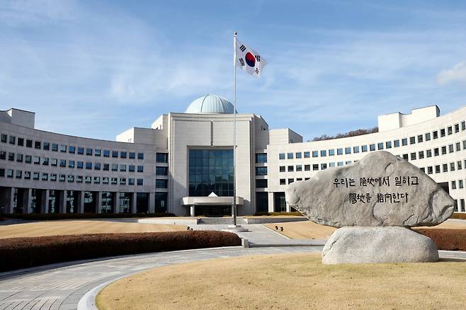 국가정보원은 18일 최근 야권을 중심으로 제기된 ‘국정원발 관권선거 의혹’ 등에 대해 전혀 사실이 아니라고 반박했다. [헤럴드DB]