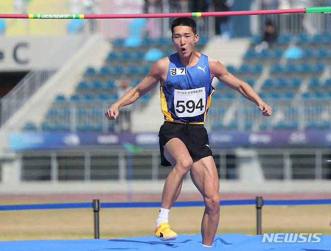 [목포=뉴시스] 김근수 기자 = 18일 전남 목포시 목포종합운동장에서 열린 제104회 전국체육대회 남자 높이뛰기 결선에서 우상혁(경기)이 대회신기록 2.32m에 성공한 뒤 기뻐하고 있다. 2023.10.18. ks@newsis.com