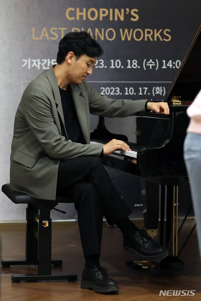 [서울=뉴시스] 박진희 기자 = 김정원 피아니스트가 18일 서울 종로구 오디오가이에서 새앨범 'Last Chopin' 발매 기자간담회 겸 쇼케이스를 하고 있다. 2023.10.18. pak7130@newsis.com