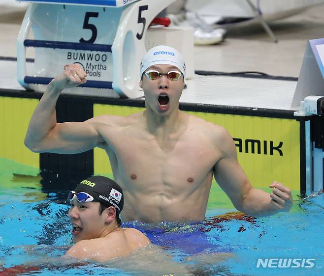 [목포=뉴시스] 김근수 기자 = 양재훈(강원)이 18일 전남 목포시 목포실내수영장에서 열린 제104회 전국체육대회 수영 남자 접영 100m 결선경기에서 51.85초로 한국신기록을 세우고 기뻐하고 있다. 종전 수영 남자 접영 100m 한국신기록은 2023 전국체전 남자고등부 김영범의 51.97초 기록. 2023.10.18. ks@newsis.com