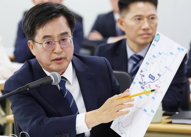 ▲17일 경기도 수원시 영통구 경기도청에서 열린 국회 행정안전위원회의 경기도에 대한 국정감사에서 김동연 경기도지사가 서울-양평 고속도로 관련 질의에 답변하고 있다. ⓒ연합뉴스